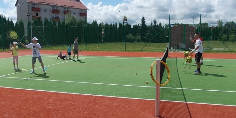 Tarnobrzeg. Bezpłatny tenis dla dzieci i młodzieży.