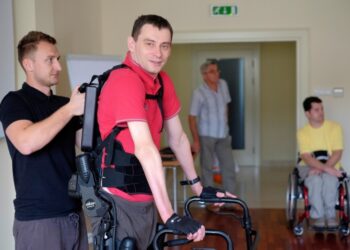 Tarnobrzeg. Jacek Czech testował egzoszkielet.