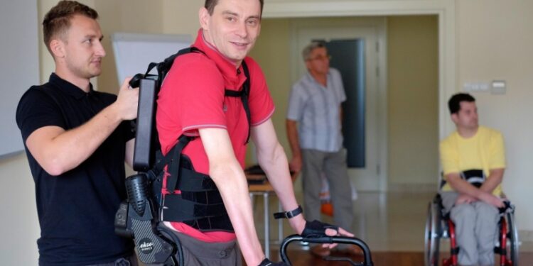 Tarnobrzeg. Jacek Czech testował egzoszkielet.