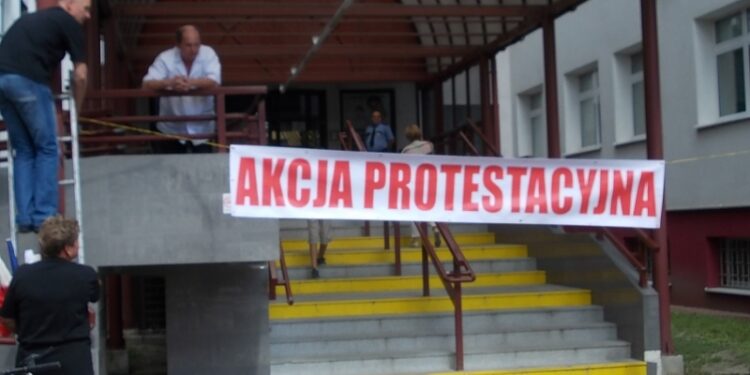 Tarnobrzeg. Związkowcy  z tarnobrzeskiego szpitala spotkali się dziś z dyrektorem lecznicy.
