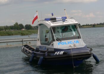 Tarnobrzeg. Nowa policyjna łódź motorowa na wodach Jeziora Tarnobrzeskiego.