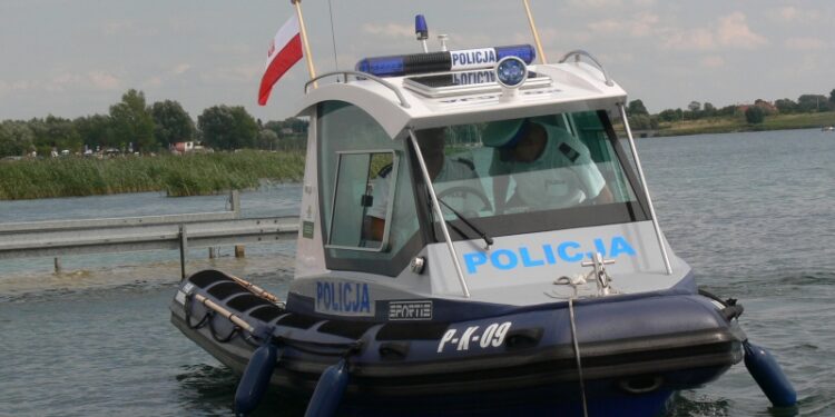 Tarnobrzeg. Nowa policyjna łódź motorowa na wodach Jeziora Tarnobrzeskiego.