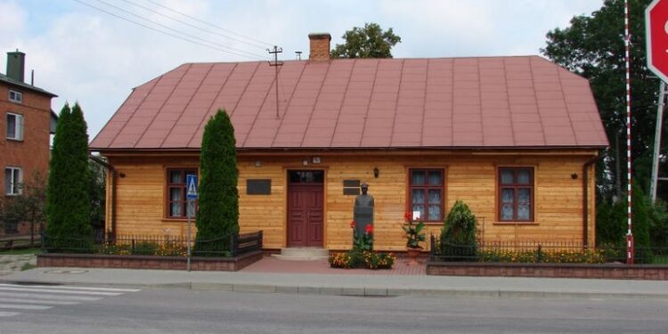 Rozmowa o powstałym Centrum Pamięci o gen. Sikorskim w Tuszowie Narodowym .