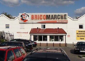 Kolbuszowa: Miał być supermarket, są metrowe chaszcze.