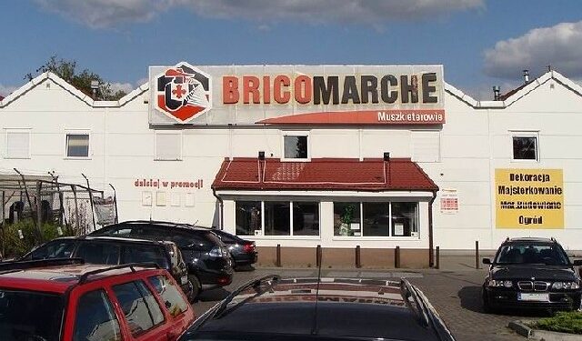 Kolbuszowa: Miał być supermarket, są metrowe chaszcze.