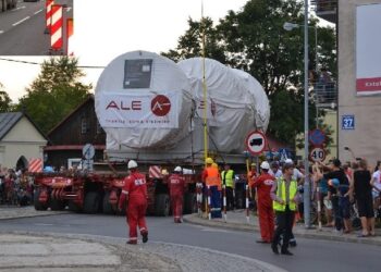 Stalowa Wola: Po transporcie turbiny blokada drogi jeszcze do jutra