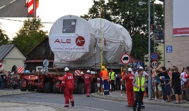 Stalowa Wola: Po transporcie turbiny blokada drogi jeszcze do jutra