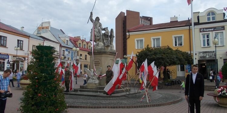 Tarnobrzeg. Odsłonięto Pomnik Bartosza Głowackiego.