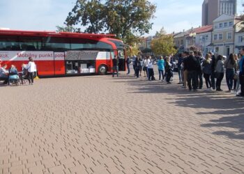 Tarnobrzeg. Zbiórka krwi na Placu Bartosza Głowackiego.