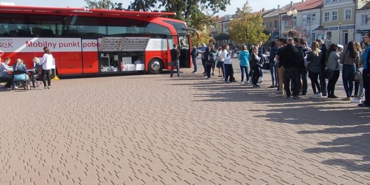 Tarnobrzeg. Zbiórka krwi na Placu Bartosza Głowackiego.