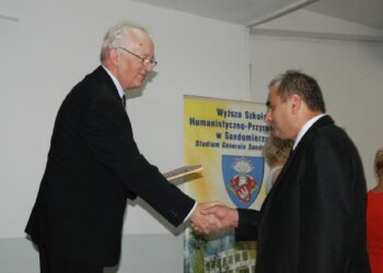 Sandomierz: Perwsi studenci odebrali dyplomy