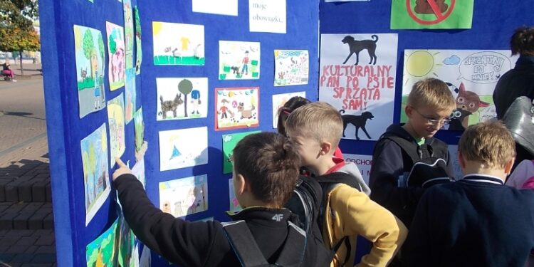 Tarnobrzeg. Happening   „Czysty Tarnobrzeg”.  Młodzież  edukuje właścicieli psów.