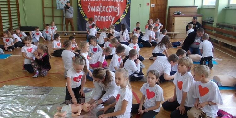 Tarnobrzeg. Uczniowie SP 4  bili rekord  w resuscytacji krążeniowo – oddechowej.