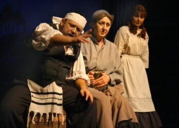 Skrzypek na dachu w Nowej Dębie