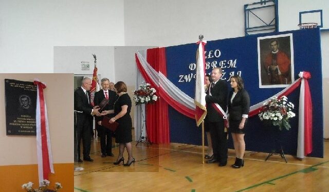 Kopki: Popiełuszko patronem szkoły.