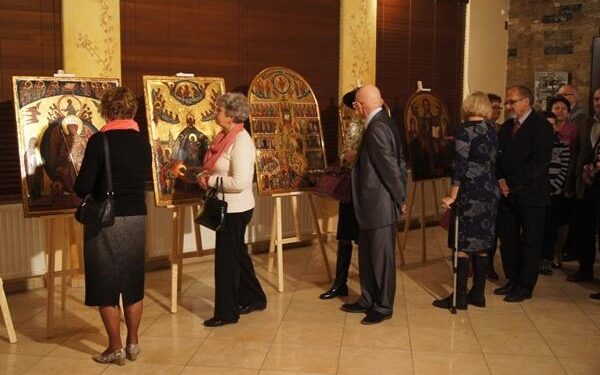 Stalowa Wola: Ikony w Spółdzielczym Domu Kultury.