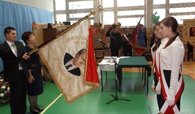 Grębów: Nowy sztandar dla Zespołu Szkół Ogólnokształcących