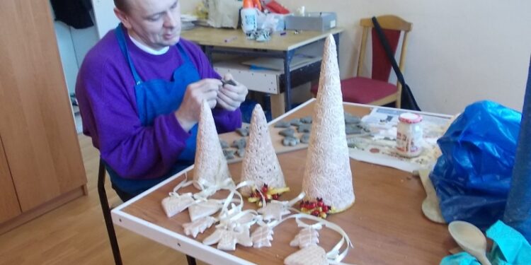 Tarnobrzeg. Uczestnicy warsztatów tworzą ozdoby świąteczne.