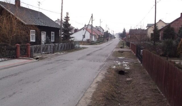 Chmielów: Mieszkańcy dopominają się o chodniki