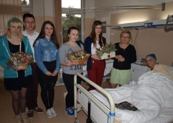 Mielec: Młodzież z ZSO nr 1 w Mielcu odwiedziła pacjentów Oddziału Medycyny Paliatywnej