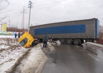 Tarnobrzeg. Ciężarówka w rowie.
