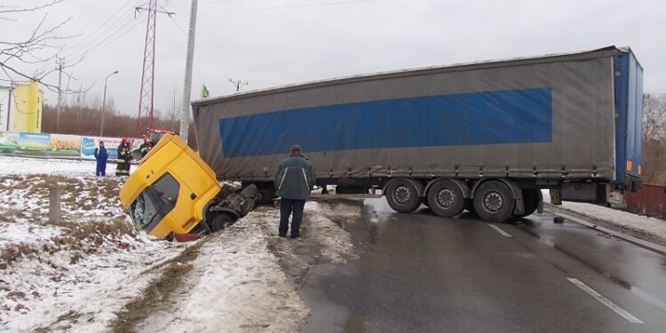 Tarnobrzeg. Ciężarówka w rowie.