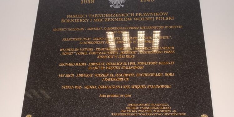 Tarnobrzeg. Odsłonięcie tablicy pamiątkowej w sądzie.