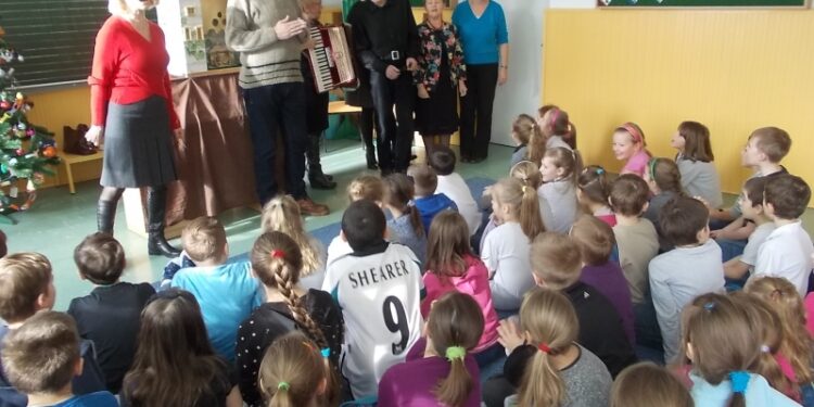 Tarnobrzeg. Integracja pokoleń  w Szkole Podstawowej numer 4.