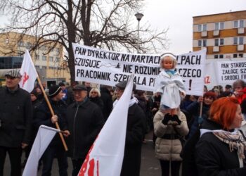 Sandomierz: Chcą wyższych pensji. Pikietowali przed starostwem