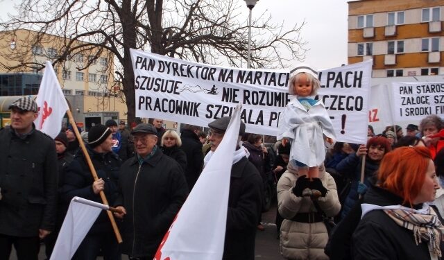 Sandomierz: Chcą wyższych pensji. Pikietowali przed starostwem