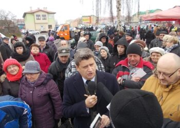 Tarnobrzeg. Janusz Palikot rozmawiał z mieszkańcami na miejskim targowisku.