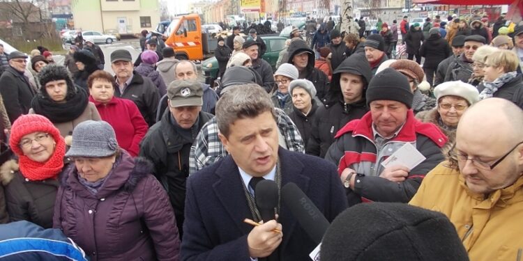 Tarnobrzeg. Janusz Palikot rozmawiał z mieszkańcami na miejskim targowisku.