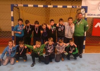 Młodzi piłkarze Siarki Tarnobrzeg na turnieju w Mielcu