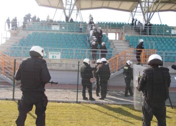 Tarnobrzeg.  Przed rundą wiosenną trenują i piłkarze i policjanci.