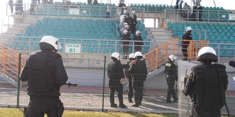 Tarnobrzeg.  Przed rundą wiosenną trenują i piłkarze i policjanci.