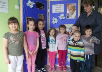 Tarnobrzeg. Przedszkole numer 13 w rocznicę śmierci Papieża Polaka.