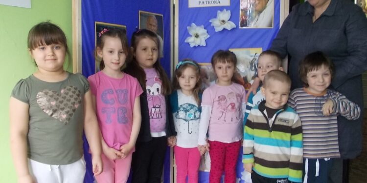 Tarnobrzeg. Przedszkole numer 13 w rocznicę śmierci Papieża Polaka.