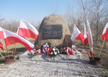 Tarnobrzeg. Uroczystość pod pomnikiem upamiętniającym ofiary katastrofy smoleńskiej.