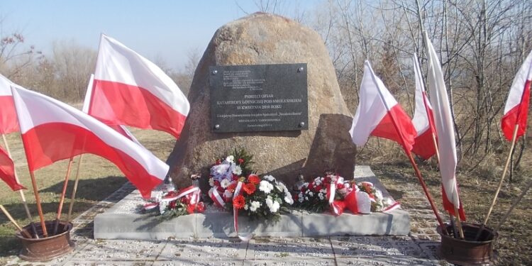 Tarnobrzeg. Uroczystość pod pomnikiem upamiętniającym ofiary katastrofy smoleńskiej.
