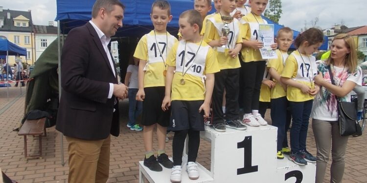 Tarnobrzeg. XXXV Tarnobrzeski Bieg Siarkowca w słońcu i cieple.