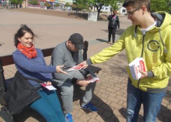 Tarnobrzeg. Młodzież rozdawała flagi narodowe i Konstytucje RP.
