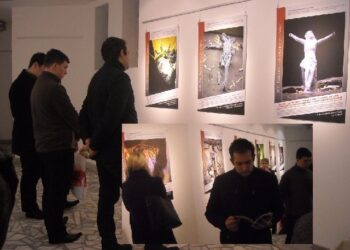 Stalowa Wola: Krzyczące teksty i Droga Krzyżowa w 'Stalowej Galerii'.
