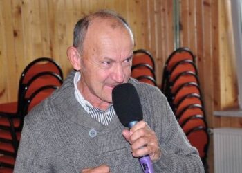 Poręby Kupieńskie: Skrzyżowanie bez tablic informacyjnych.