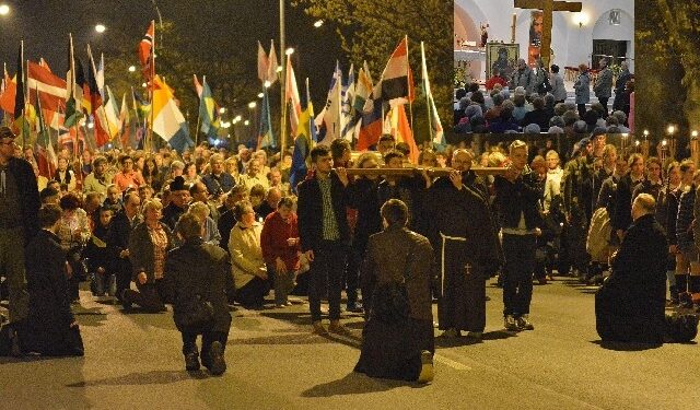 Stalowa Wola: Mieszkańcy powitali symbole Światowych Dni Młodzieży.