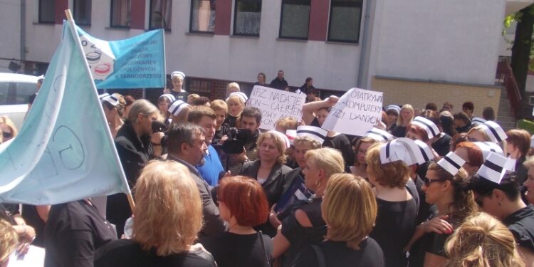 Tarnobrzeg. Protestowały w Międzynarodowy Dzień Pielęgniarek.