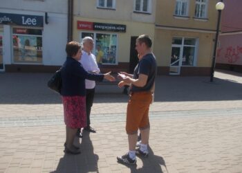 Tarnobrzeg. Posłowie PO na Placu Bartosza Głowackiego.