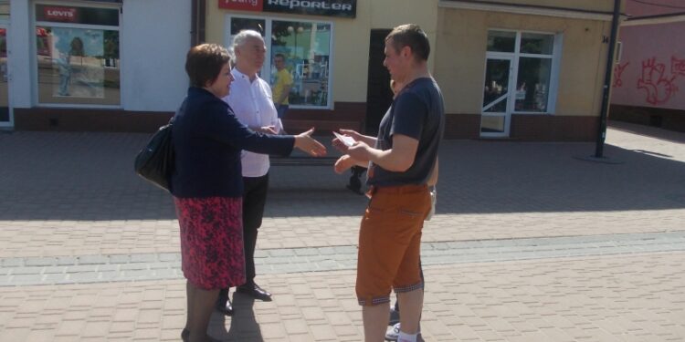 Tarnobrzeg. Posłowie PO na Placu Bartosza Głowackiego.