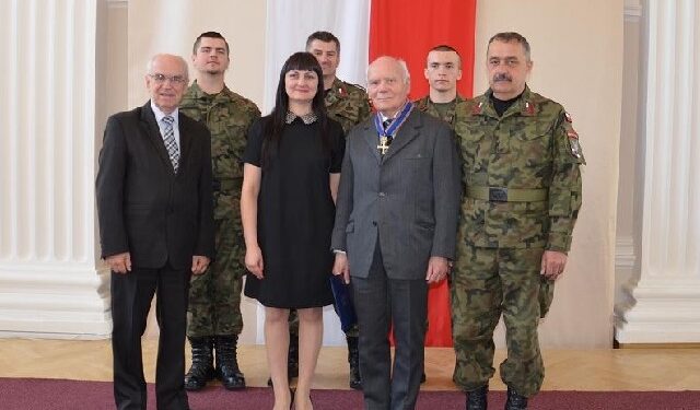 Mielec:  Jerzy Dębicki odznaczony Krzyżem z Mieczami Orderu Krzyża Niepodległości.