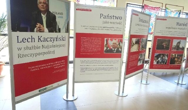 Stalowa Wola: Wystawa o Lechu Kaczyńskim w bibliotece.