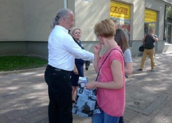 Mielec: Spacerowali i zachęcali.